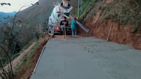 Dereli’de yol betonlaması yapıldı.