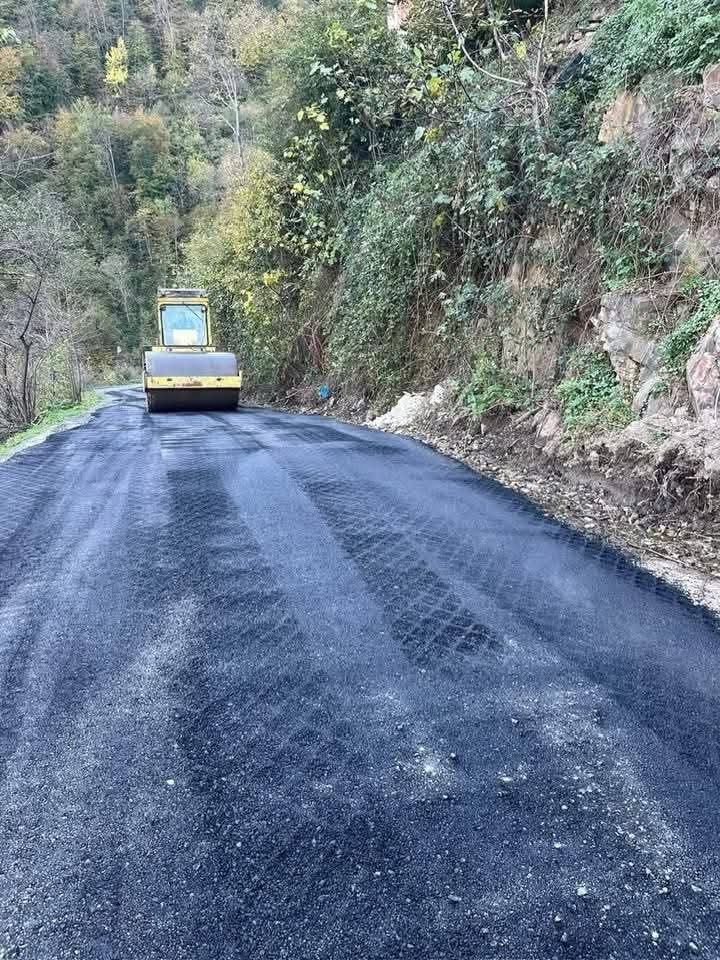 Üçtaş Köy yoluna asfalt dökümü yapıldı.