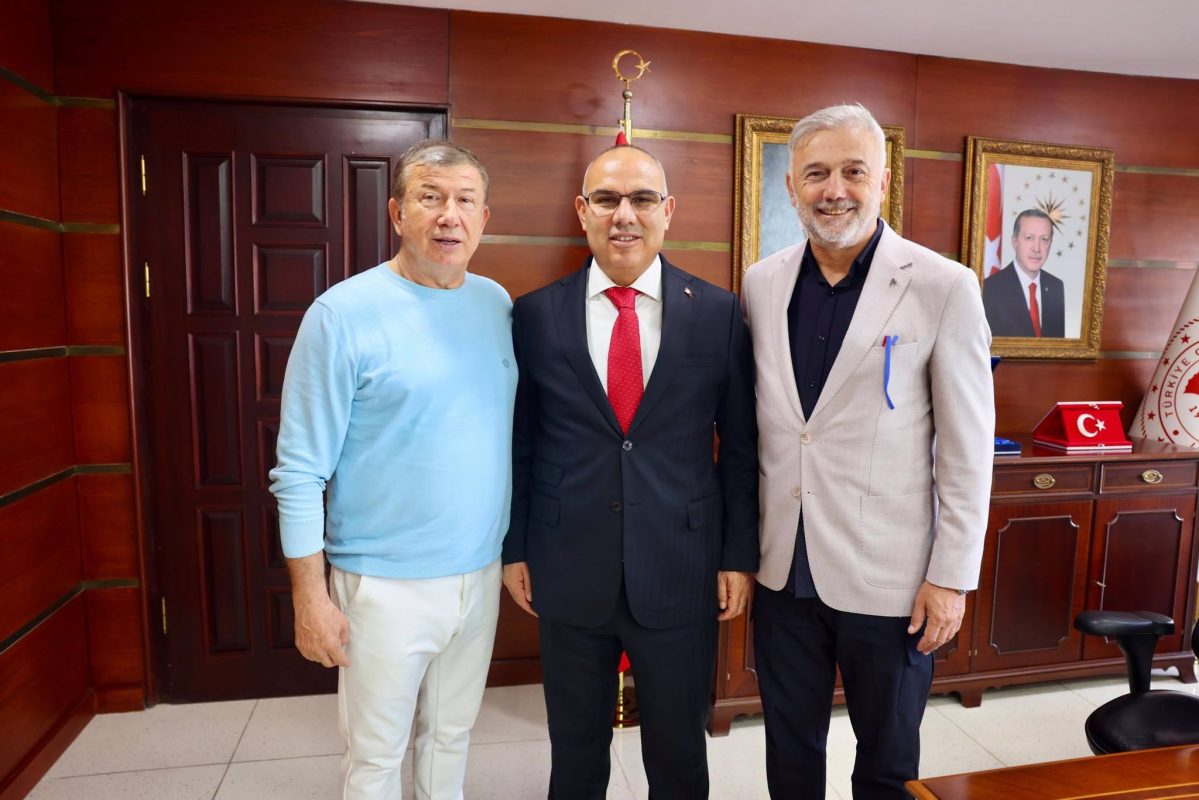 VALİ MUSTAFA KOÇ, ESKİ MİLLÎ FUTBOLCULAR TANJU ÇOLAK VE HAMİ MANDIRALI’YI KABUL ETTİ
