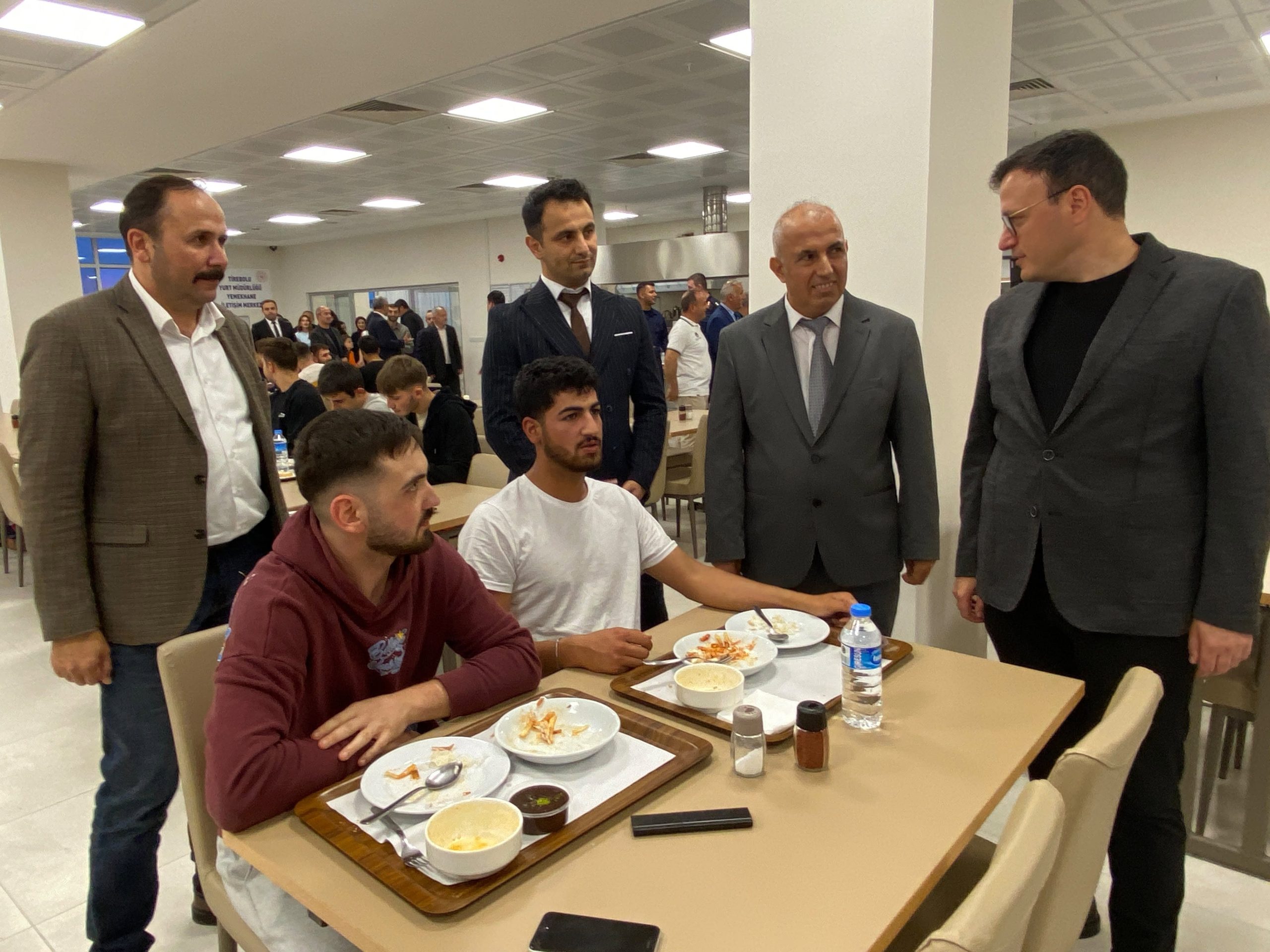 Tirebolu’da Üniversite Öğrencilerine Sıcak Karşılama: Protokol Akşam Yemeğinde Buluştu